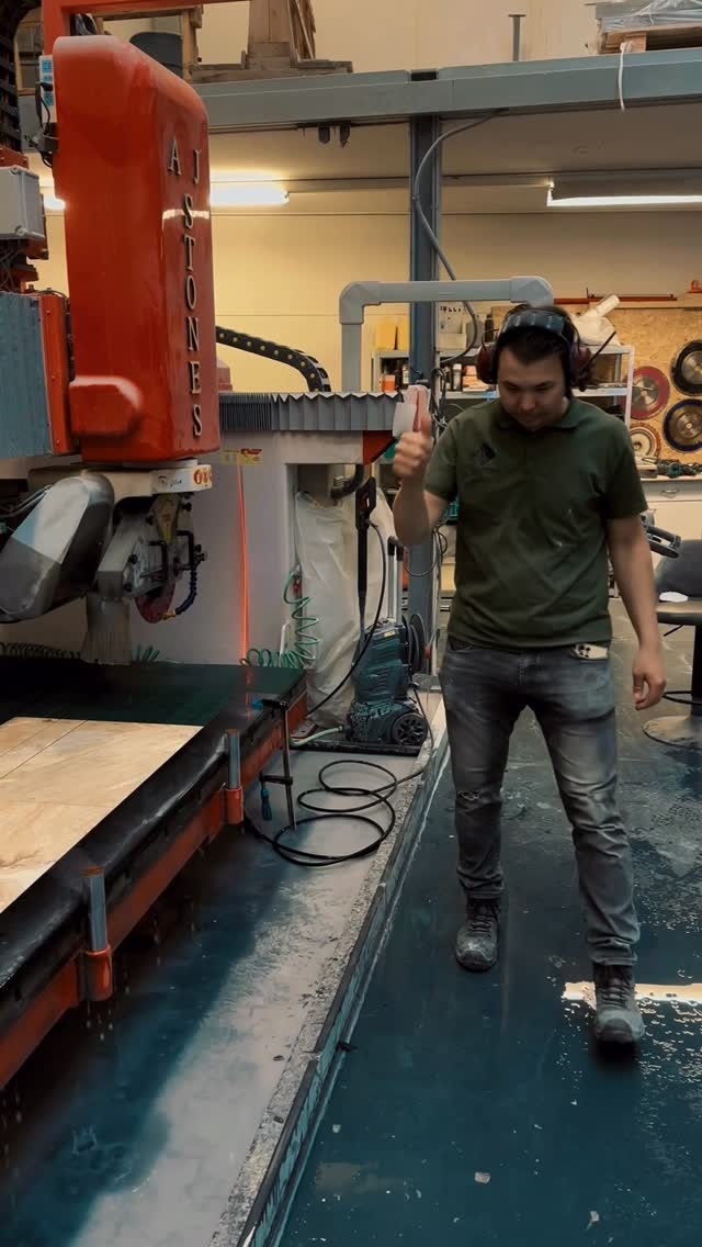 Vakman aan het werk in de eigen zagerij in Velp